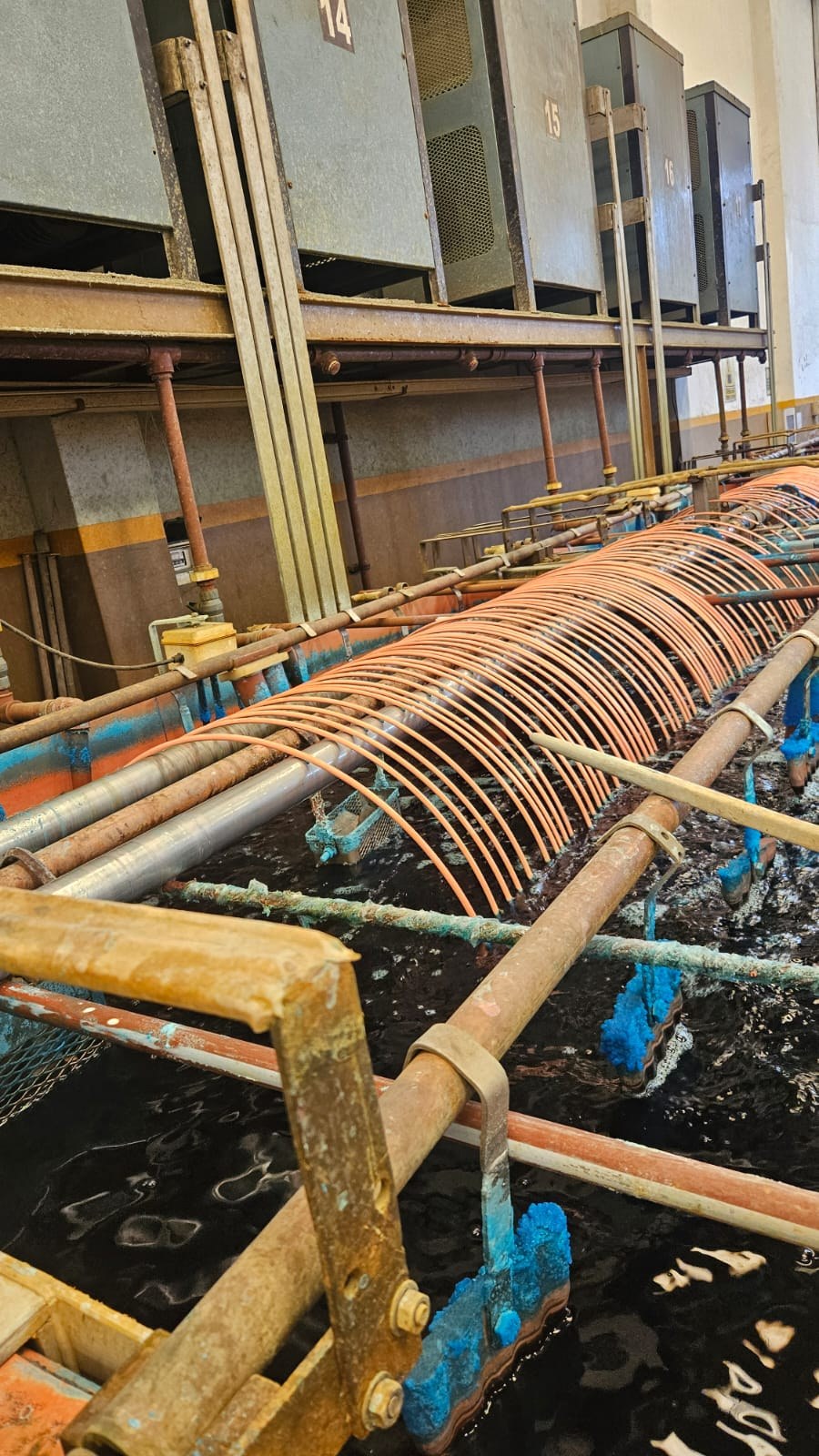 Línea contínua industrial de cobreado con cubas y rectificadores