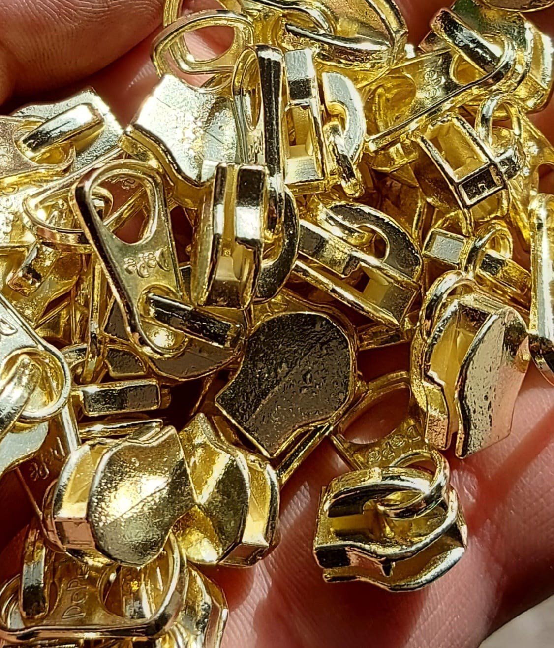 Piezas metálicas con baño de oro brillante y nivelación uniforme